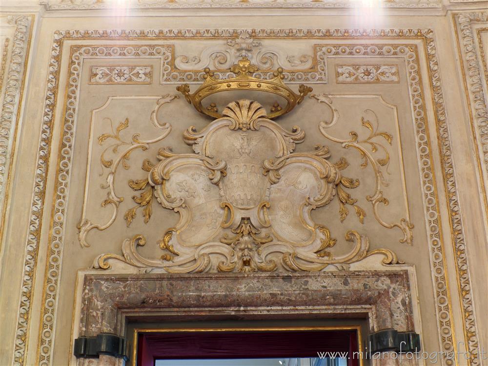 Arcore (Monza e Brianza) - Stemma in stucco dorato nel salone ovale di Villa Borromeo d'Adda
